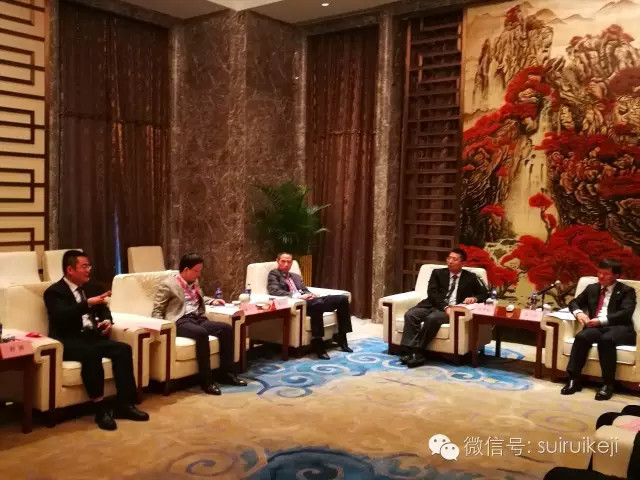 江西省委常委、鷹潭市委書記陳興超（右一） 隨銳科技舒騁（左一）